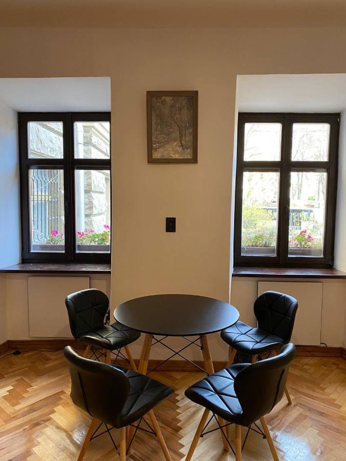 Багатомісні Апартаменти На Арсенальній Lviv Exterior photo
