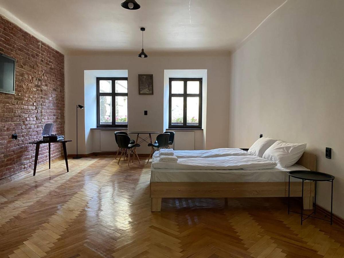 Багатомісні Апартаменти На Арсенальній Lviv Exterior photo